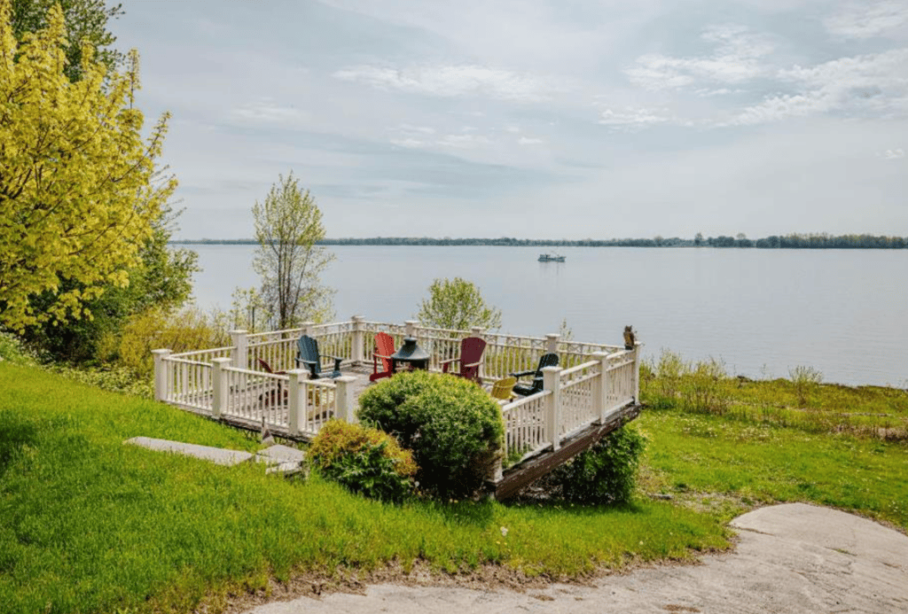 Deux pour un ! Belle d'autrefois pleine de cachet sur le bord du fleuve