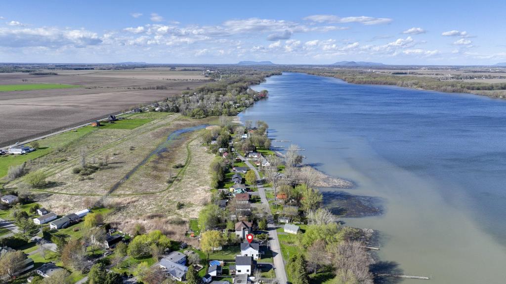 Coup de cœur pour cette majestueuse résidence neuve avec vue sur l'eau