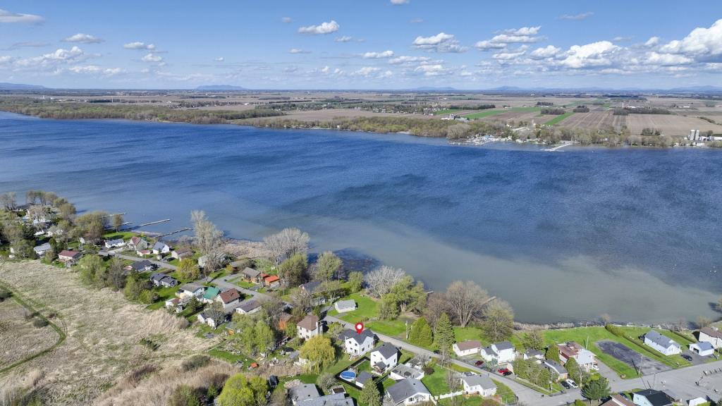 Coup de cœur pour cette majestueuse résidence neuve avec vue sur l'eau