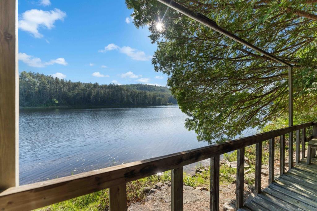 Pittoresque chalet en bois sur un terrain intime au bord de l'eau