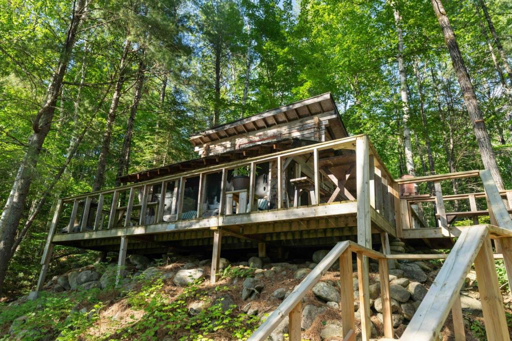 Pittoresque chalet en bois sur un terrain intime au bord de l'eau