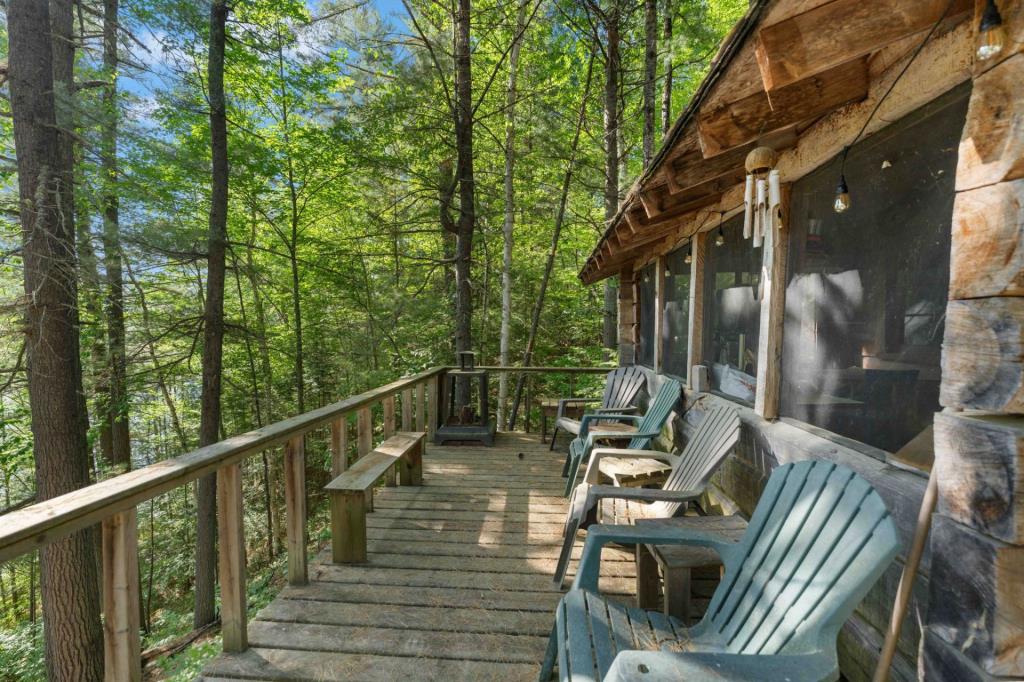 Pittoresque chalet en bois sur un terrain intime au bord de l'eau