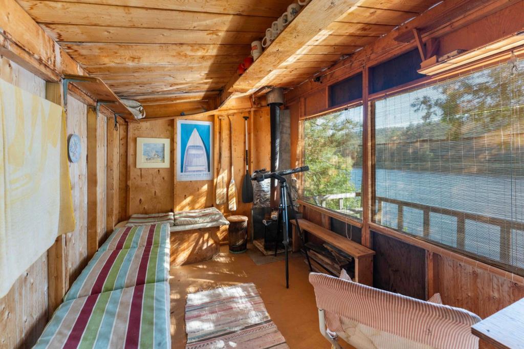 Pittoresque chalet en bois sur un terrain intime au bord de l'eau