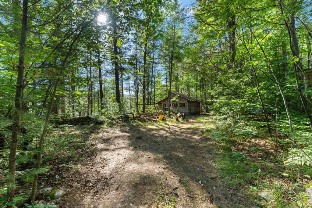 Pittoresque chalet en bois sur un terrain intime au bord de l'eau