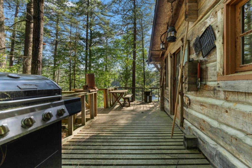 Pittoresque chalet en bois sur un terrain intime au bord de l'eau