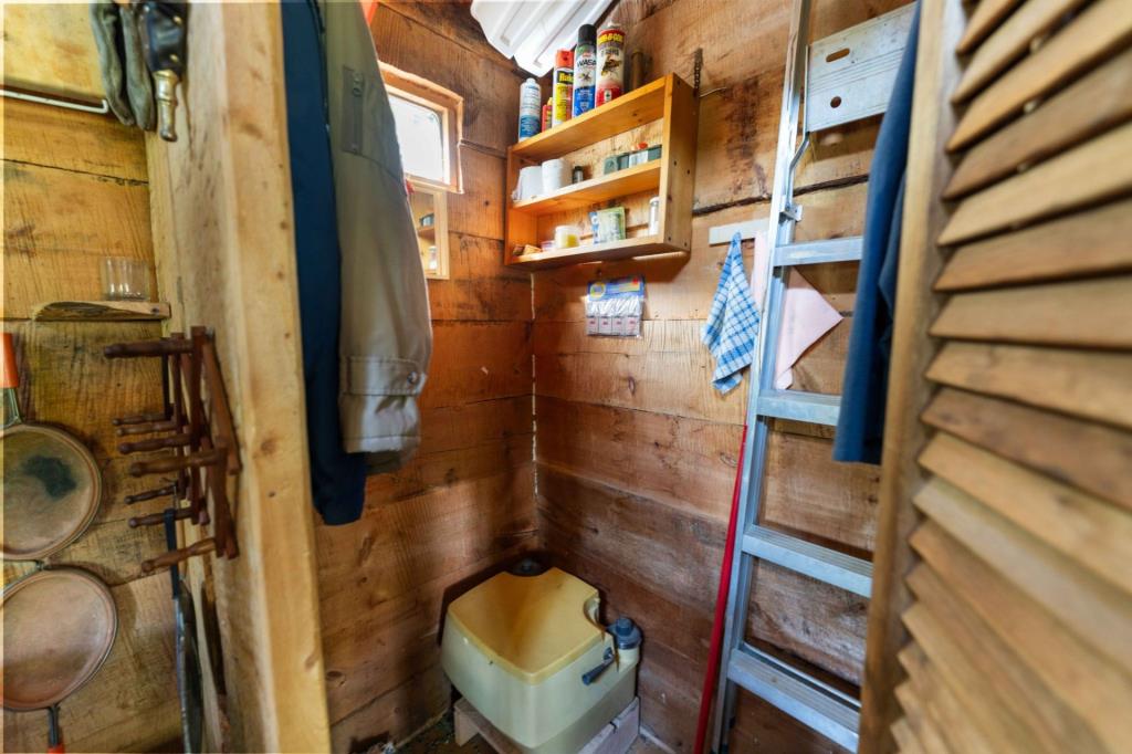 Pittoresque chalet en bois sur un terrain intime au bord de l'eau