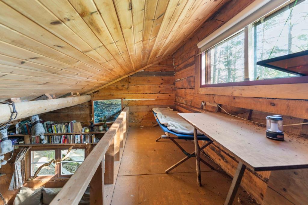 Pittoresque chalet en bois sur un terrain intime au bord de l'eau