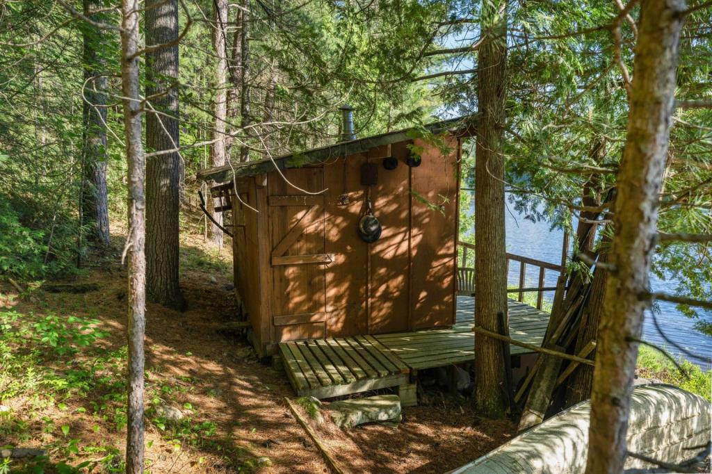 Pittoresque chalet en bois sur un terrain intime au bord de l'eau