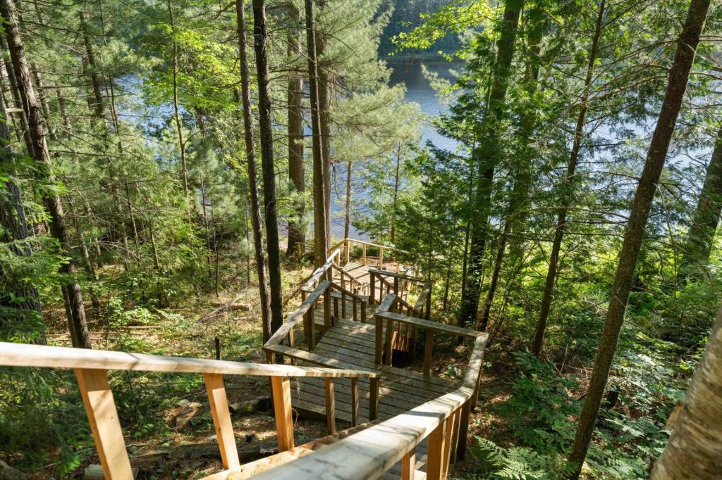 Pittoresque chalet en bois sur un terrain intime au bord de l'eau