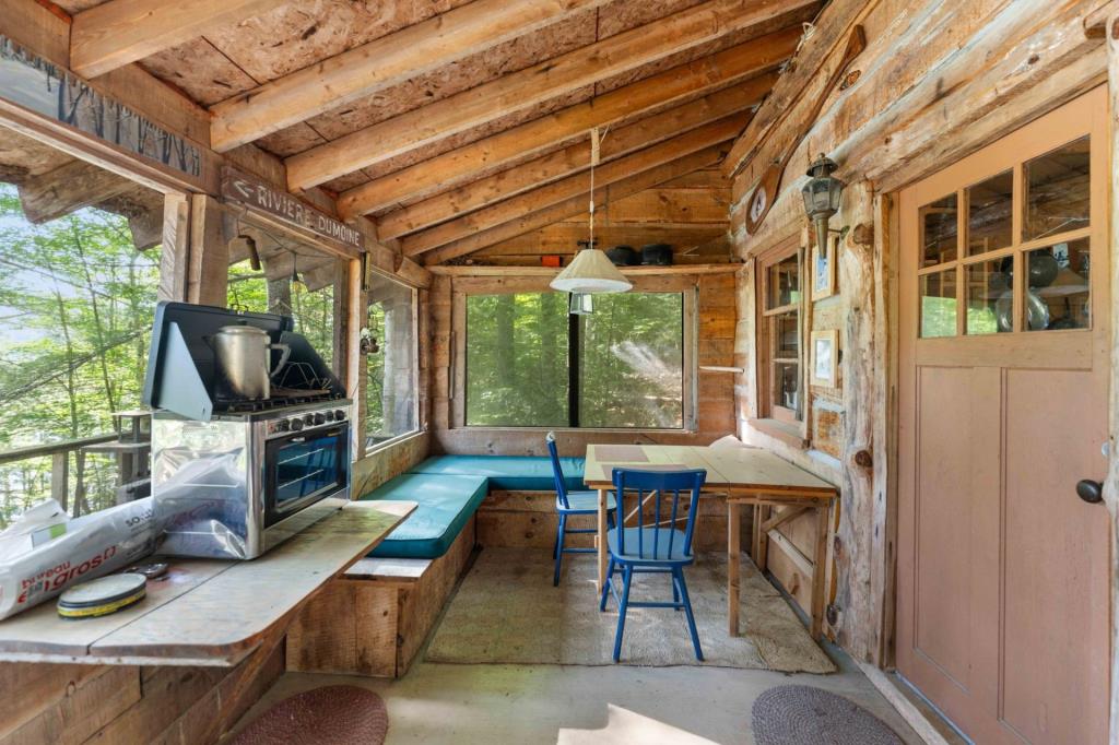 Pittoresque chalet en bois sur un terrain intime au bord de l'eau