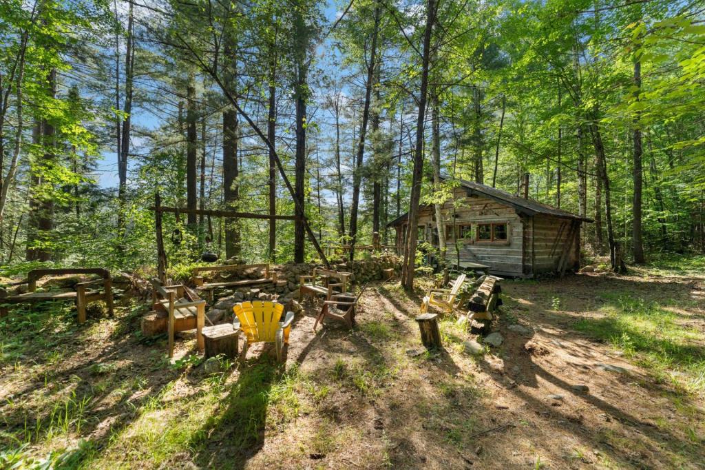 Pittoresque chalet en bois sur un terrain intime au bord de l'eau