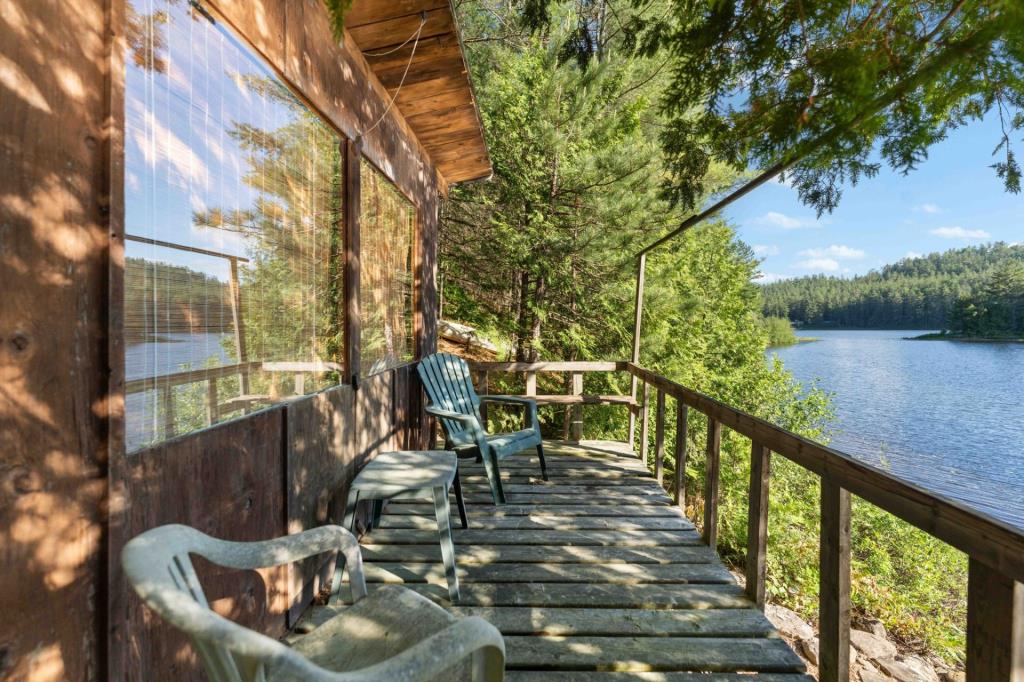 Pittoresque chalet en bois sur un terrain intime au bord de l'eau