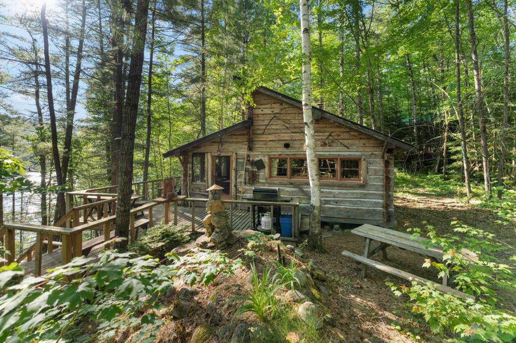 Pittoresque chalet en bois sur un terrain intime au bord de l'eau