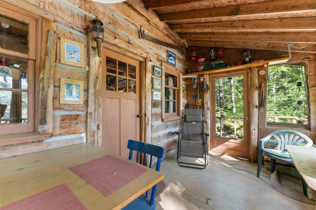 Pittoresque chalet en bois sur un terrain intime au bord de l'eau