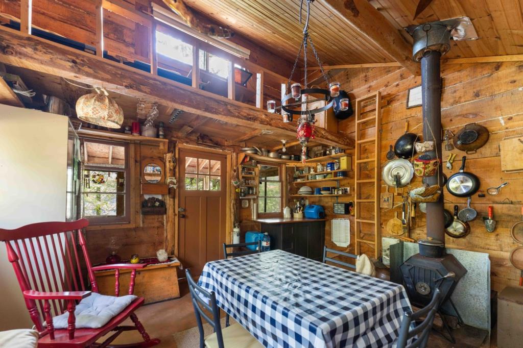 Pittoresque chalet en bois sur un terrain intime au bord de l'eau