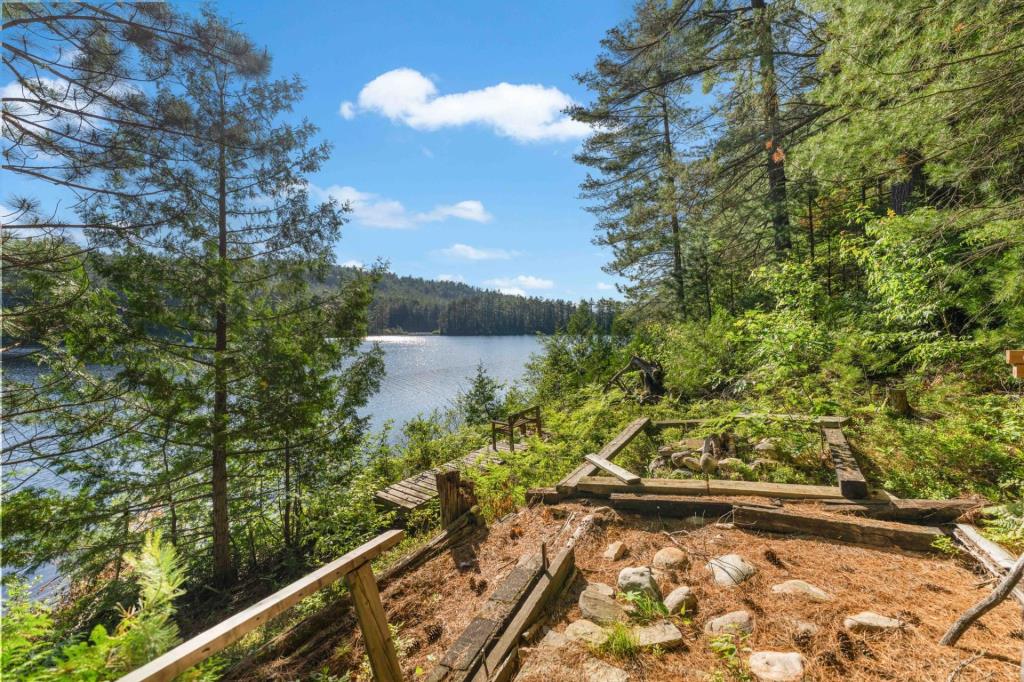 Pittoresque chalet en bois sur un terrain intime au bord de l'eau