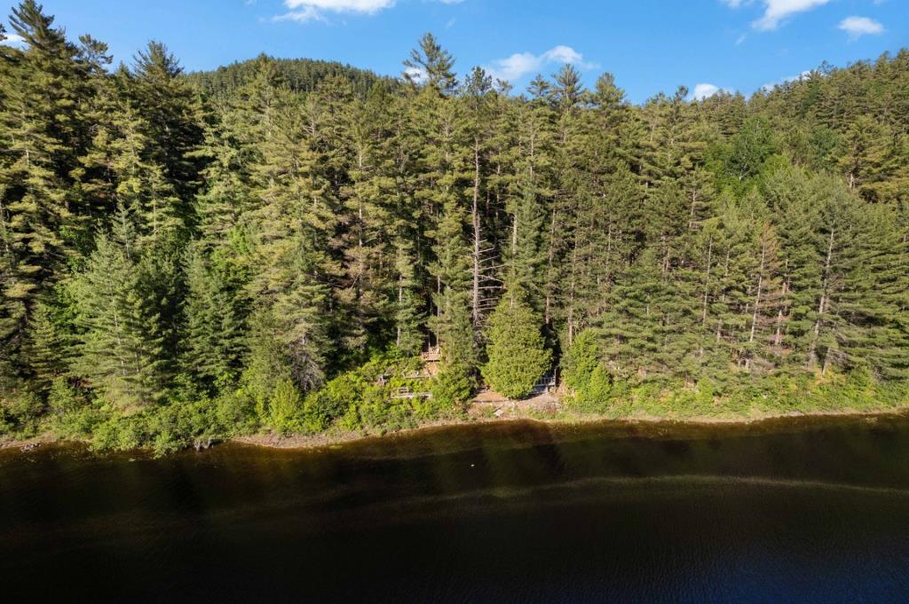 Pittoresque chalet en bois sur un terrain intime au bord de l'eau