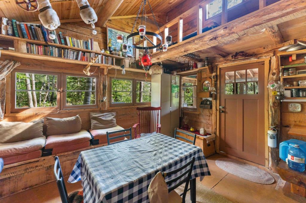 Pittoresque chalet en bois sur un terrain intime au bord de l'eau