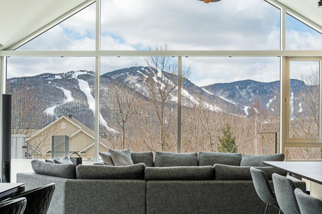 Séduisante demeure contemporaine avec vue sur la montagne