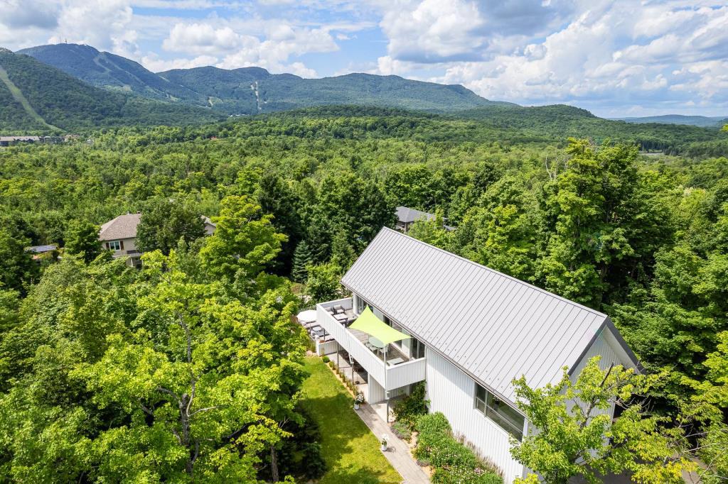 Séduisante demeure contemporaine avec vue sur la montagne