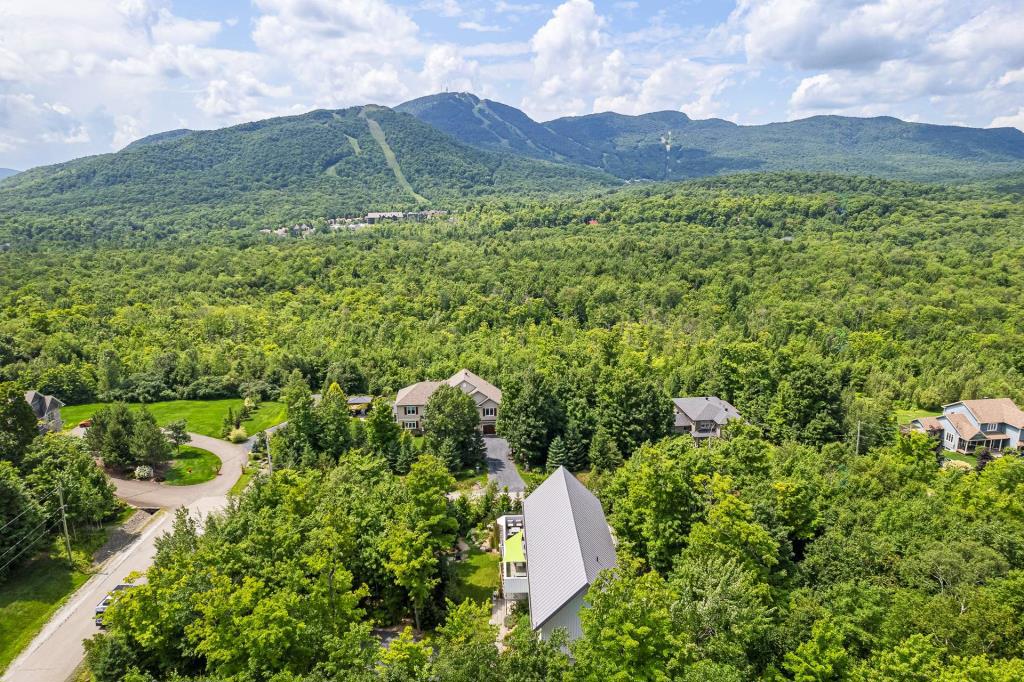 Séduisante demeure contemporaine avec vue sur la montagne