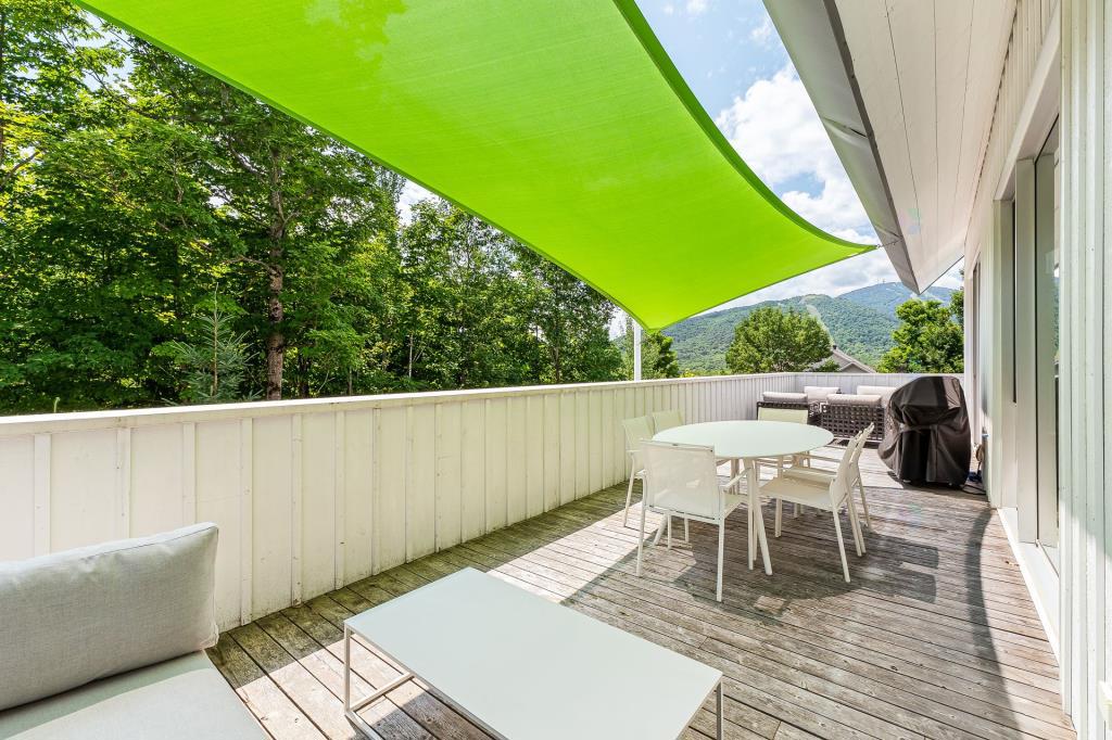 Séduisante demeure contemporaine avec vue sur la montagne