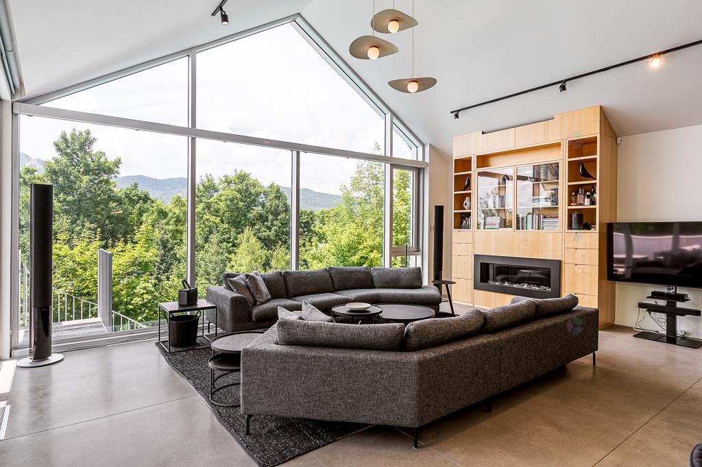 Séduisante demeure contemporaine avec vue sur la montagne