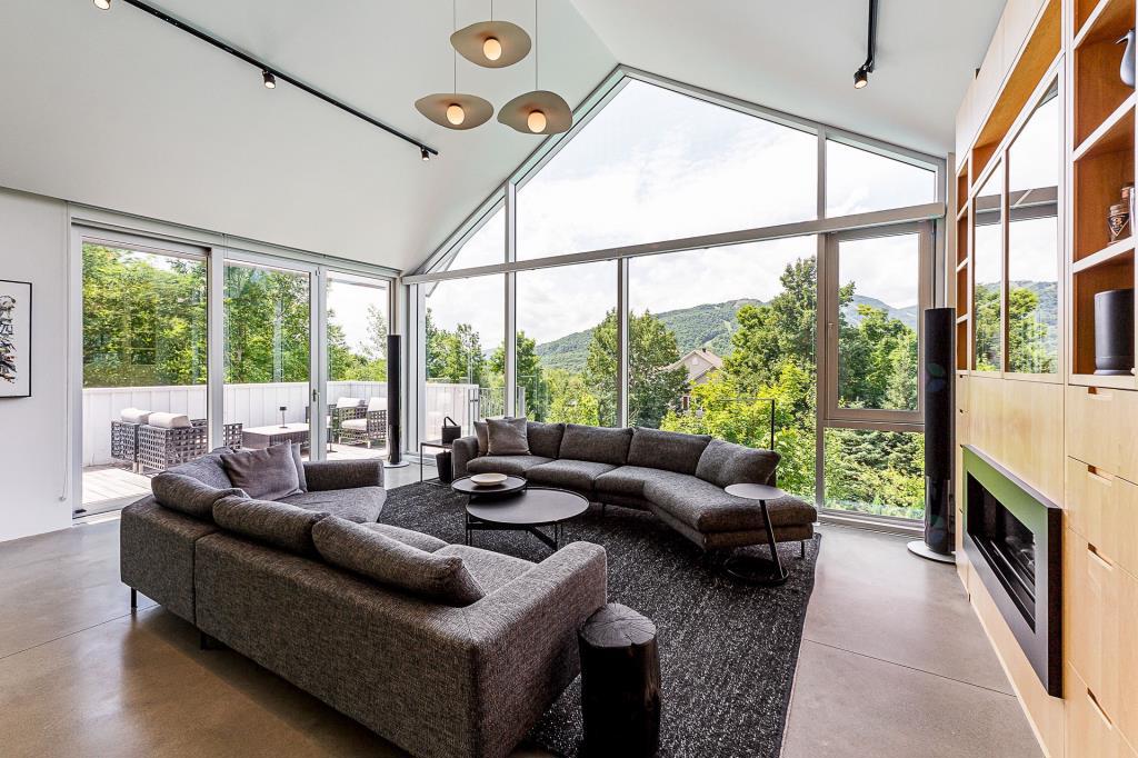 Séduisante demeure contemporaine avec vue sur la montagne