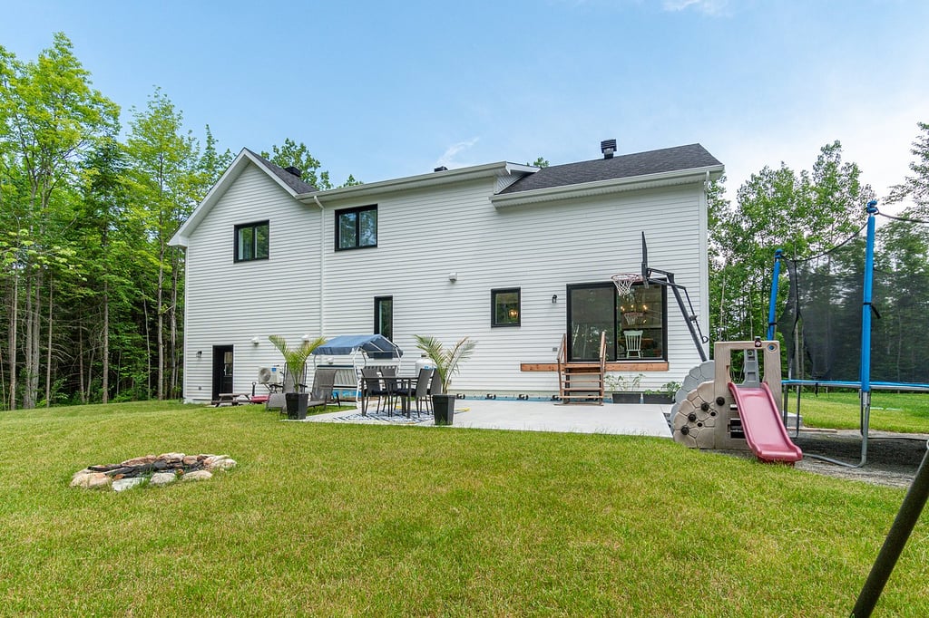 Cette farmhouse clés en main repose sur un terrain de 45 000 pi²