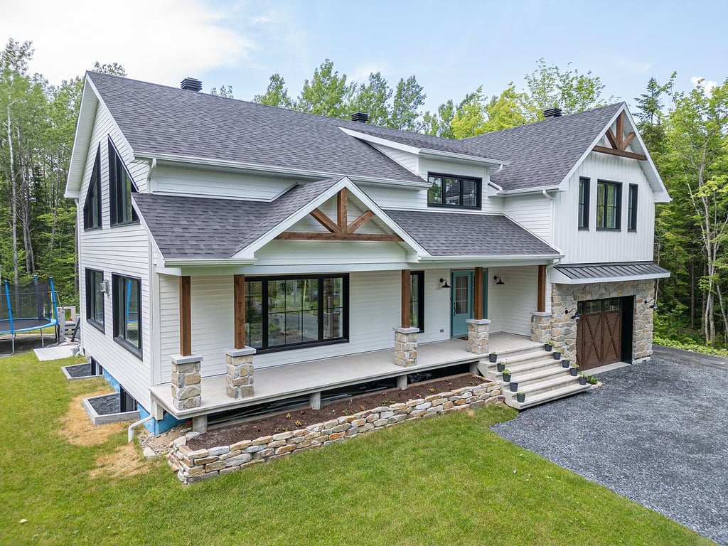 Cette farmhouse clés en main repose sur un terrain de 45 000 pi²