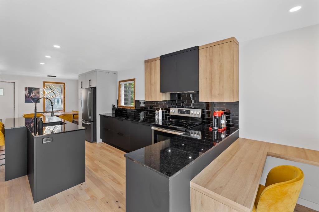 Un bijou à 379 900 $! Maison splendidement rénovée avec unité locative et cour sans voisin arrière