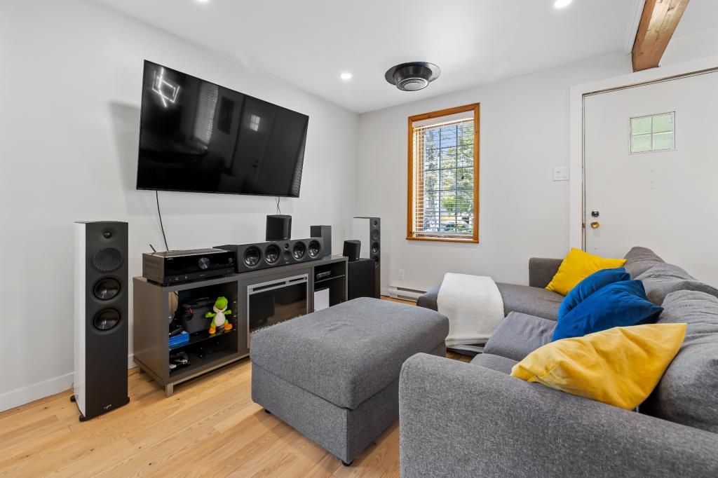 Un bijou à 379 900 $! Maison splendidement rénovée avec unité locative et cour sans voisin arrière