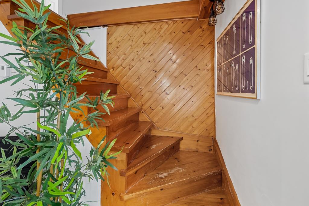 Un bijou à 379 900 $! Maison splendidement rénovée avec unité locative et cour sans voisin arrière