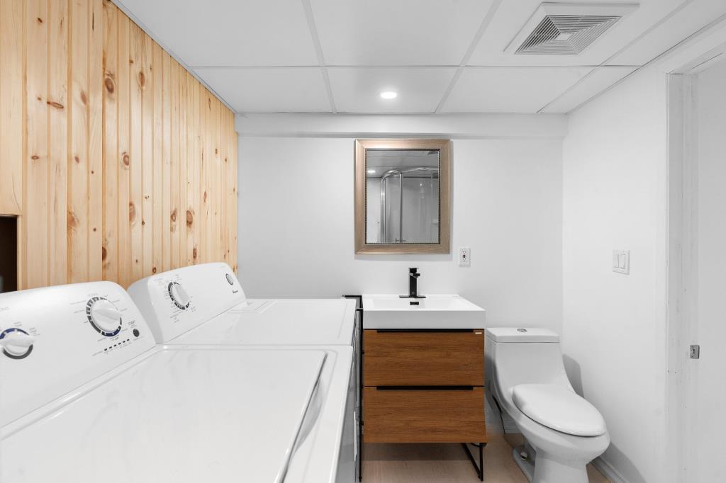Un bijou à 379 900 $! Maison splendidement rénovée avec unité locative et cour sans voisin arrière