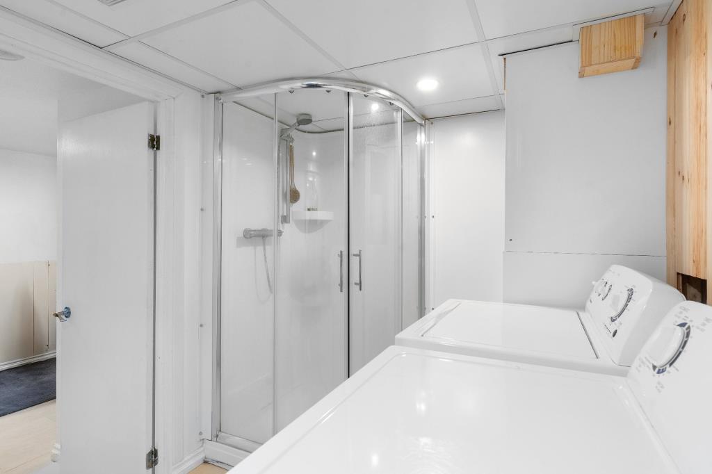 Un bijou à 379 900 $! Maison splendidement rénovée avec unité locative et cour sans voisin arrière