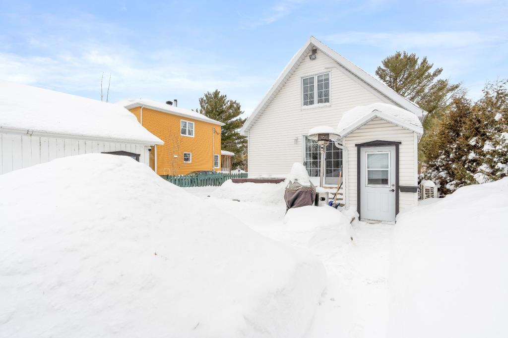 Un bijou à 379 900 $! Maison splendidement rénovée avec unité locative et cour sans voisin arrière
