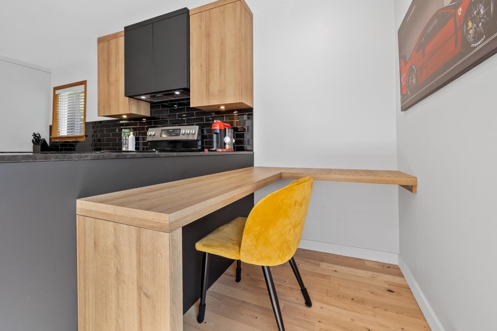 Un bijou à 379 900 $! Maison splendidement rénovée avec unité locative et cour sans voisin arrière