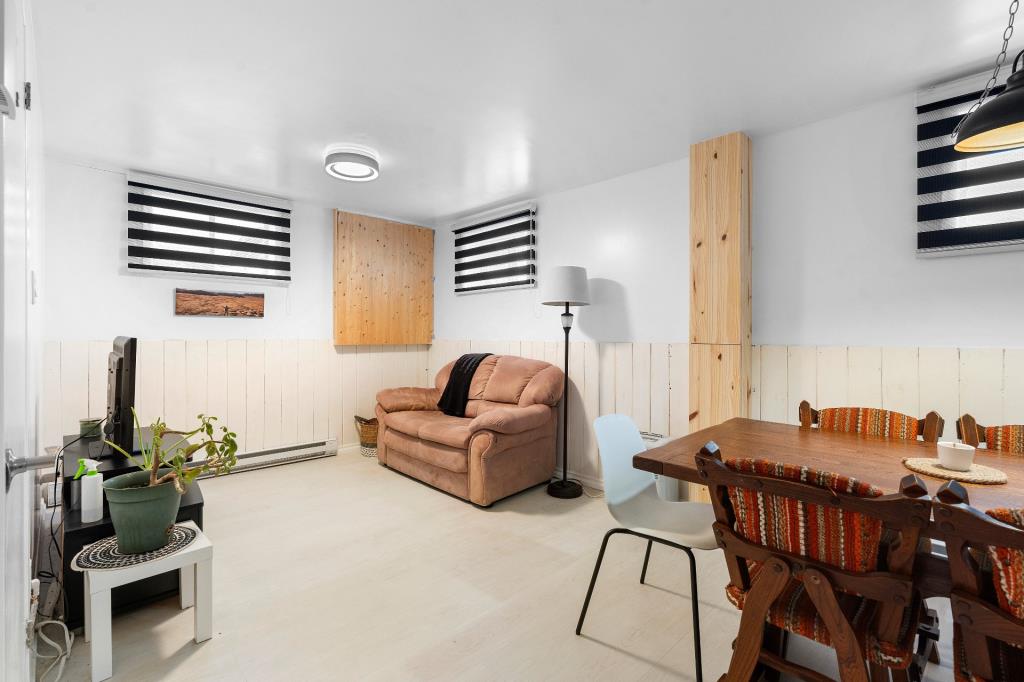Un bijou à 379 900 $! Maison splendidement rénovée avec unité locative et cour sans voisin arrière