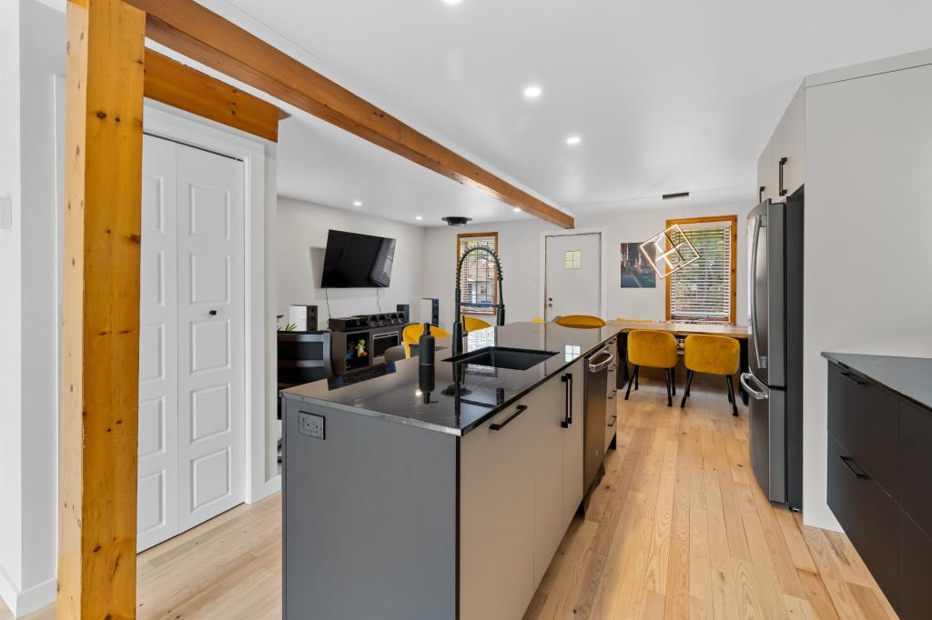 Un bijou à 379 900 $! Maison splendidement rénovée avec unité locative et cour sans voisin arrière
