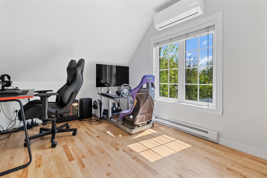 Un bijou à 379 900 $! Maison splendidement rénovée avec unité locative et cour sans voisin arrière