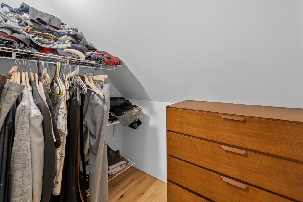Un bijou à 379 900 $! Maison splendidement rénovée avec unité locative et cour sans voisin arrière