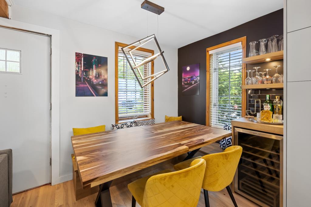 Un bijou à 379 900 $! Maison splendidement rénovée avec unité locative et cour sans voisin arrière