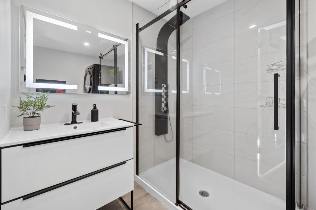 Un bijou à 379 900 $! Maison splendidement rénovée avec unité locative et cour sans voisin arrière