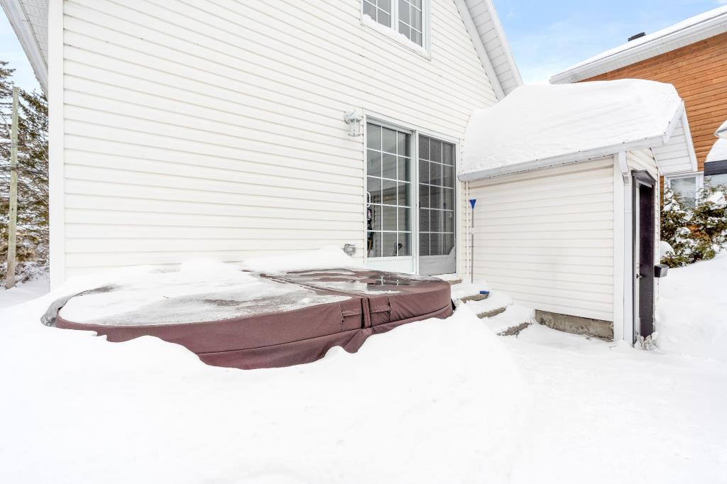 Un bijou à 379 900 $! Maison splendidement rénovée avec unité locative et cour sans voisin arrière
