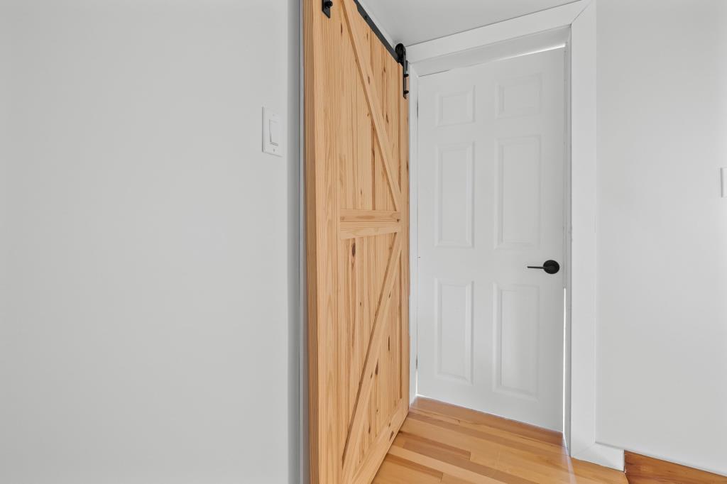 Un bijou à 379 900 $! Maison splendidement rénovée avec unité locative et cour sans voisin arrière