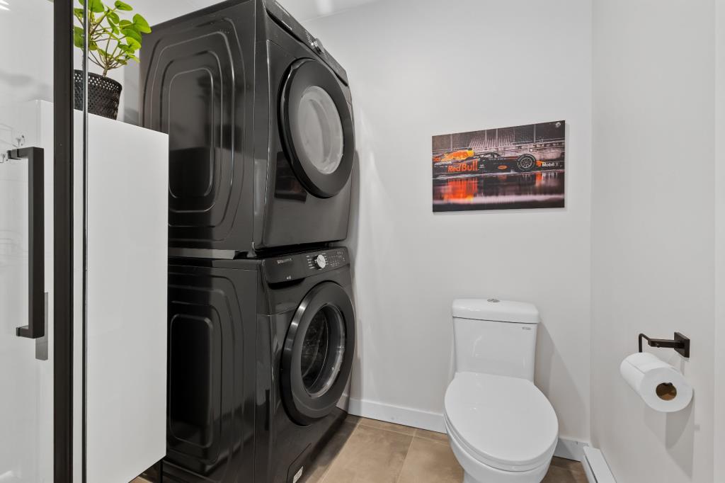 Un bijou à 379 900 $! Maison splendidement rénovée avec unité locative et cour sans voisin arrière