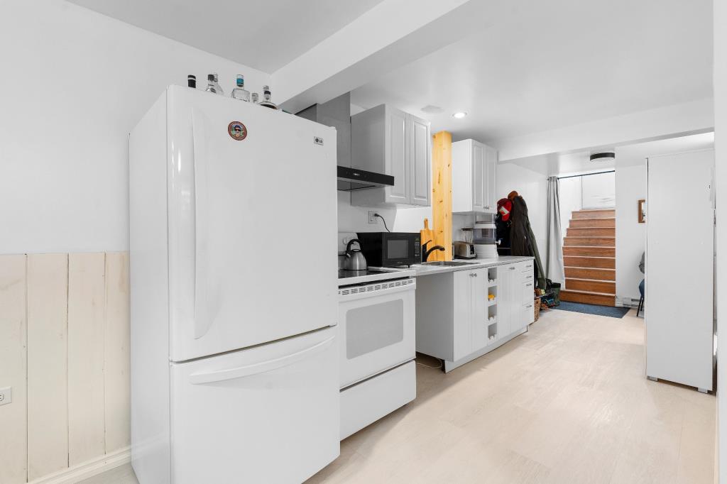 Un bijou à 379 900 $! Maison splendidement rénovée avec unité locative et cour sans voisin arrière