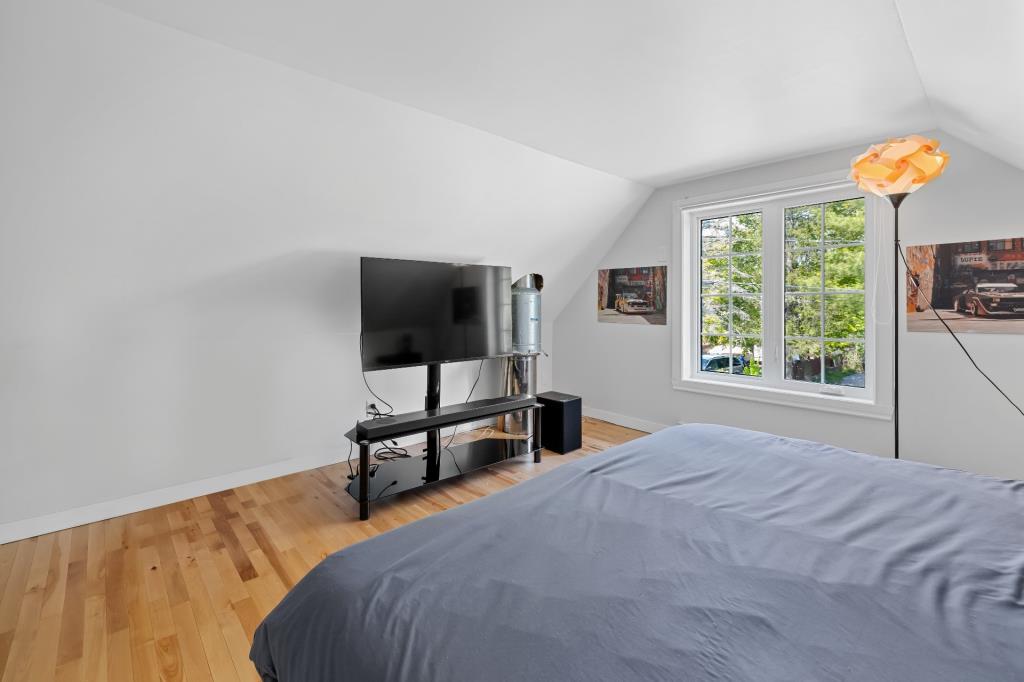 Un bijou à 379 900 $! Maison splendidement rénovée avec unité locative et cour sans voisin arrière