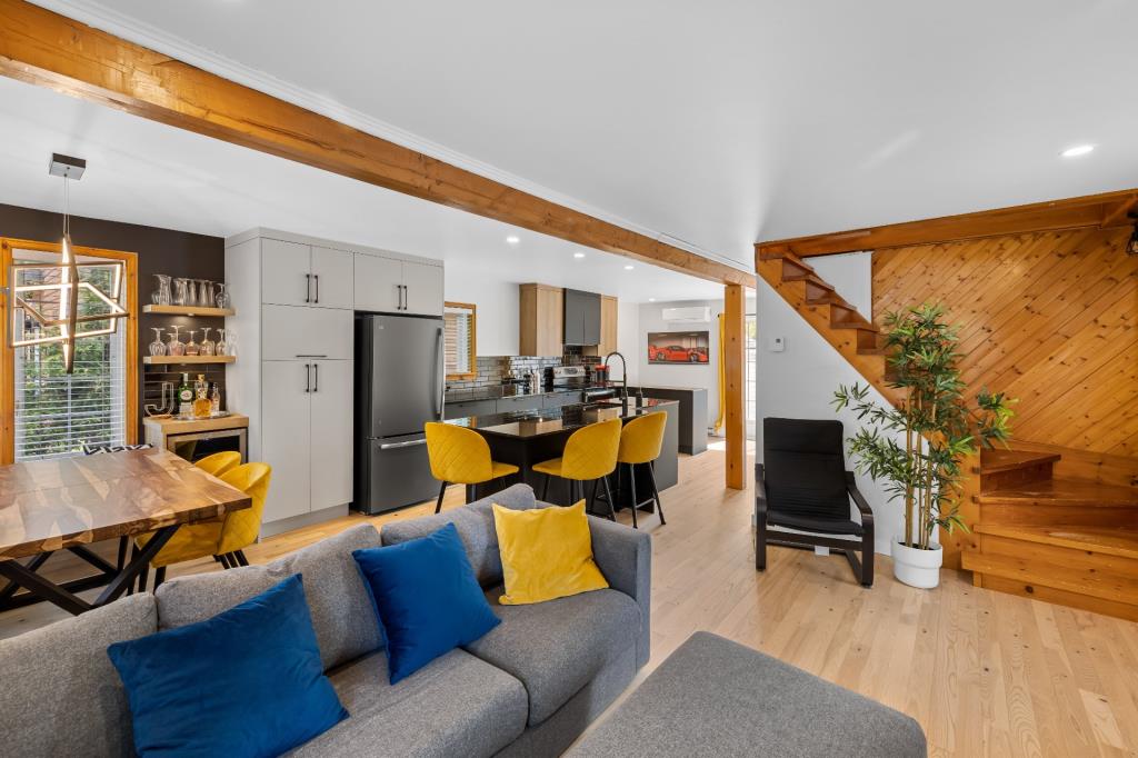 Un bijou à 379 900 $! Maison splendidement rénovée avec unité locative et cour sans voisin arrière