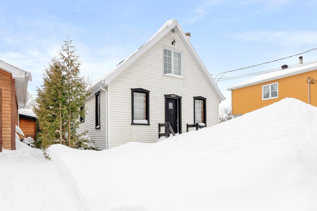 Un bijou à 379 900 $! Maison splendidement rénovée avec unité locative et cour sans voisin arrière